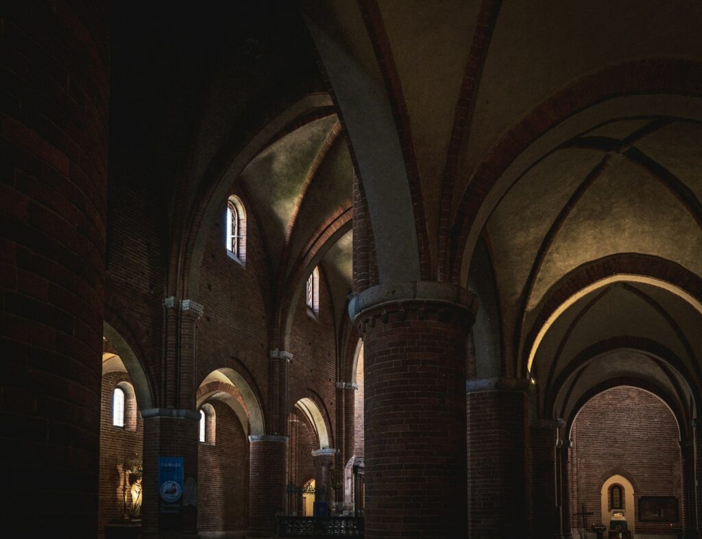 Interno di una grande chiesa con volte ad arco
