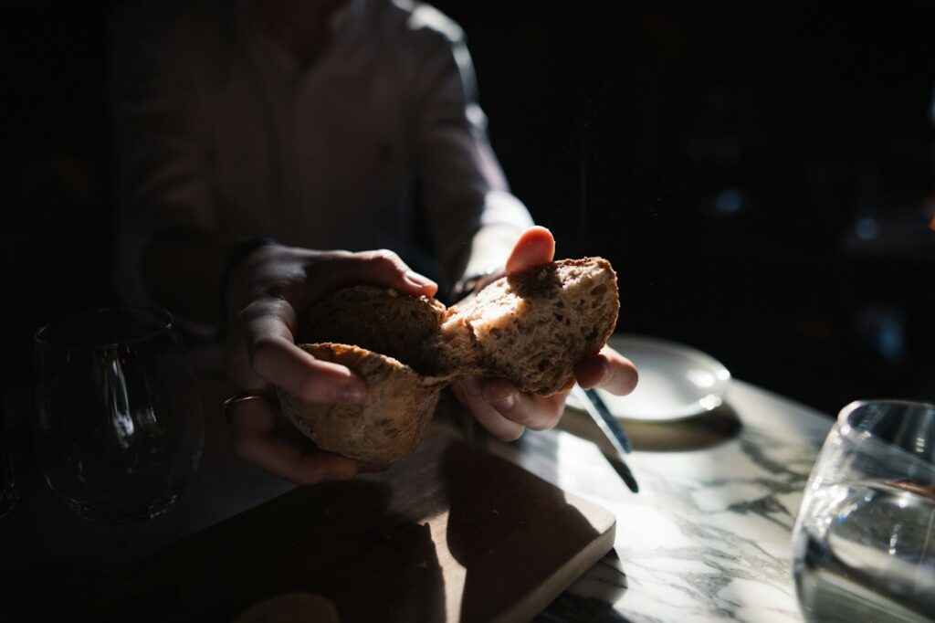 Mani che tengono un pane